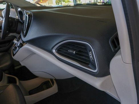 Used 2022 Chrysler Pacifica Touring-L FWD image 37