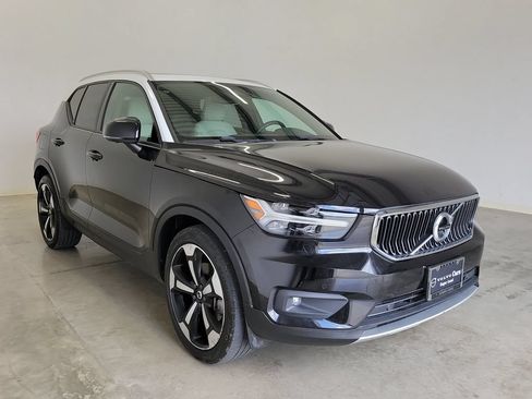 Used 2020 Volvo XC40 T5 Momentum w/ Protection Package Premier AWD/4WD image 4
