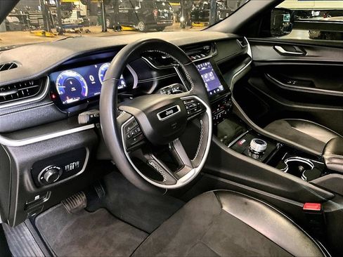 Used 2023 Jeep Grand Cherokee Altitude AWD/4WD image 8