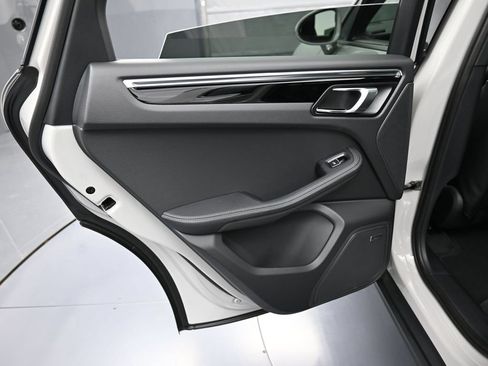 Certified 2026 Porsche Macan AWD/4WD image 22