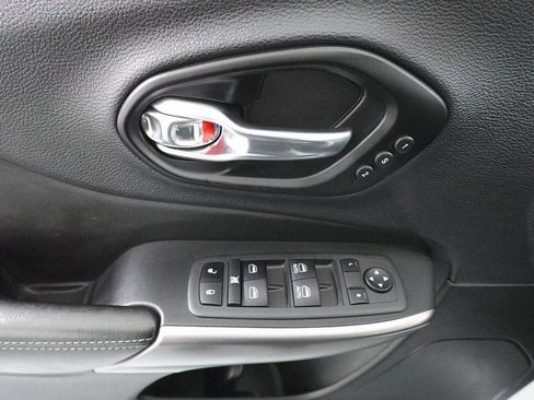 Used 2022 Jeep Cherokee Limited image 9