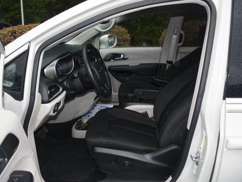 Used 2020 Chrysler Pacifica Touring FWD image 7