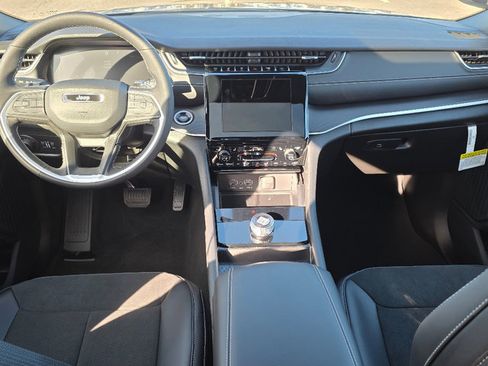 New 2025 Jeep Grand Cherokee Laredo image 2