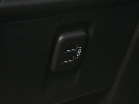 Used 2023 Chevrolet Traverse LT FWD image 23