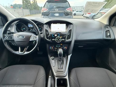 Used 2017 Ford Focus SEL w/ Cold Weather Package FWD image 3