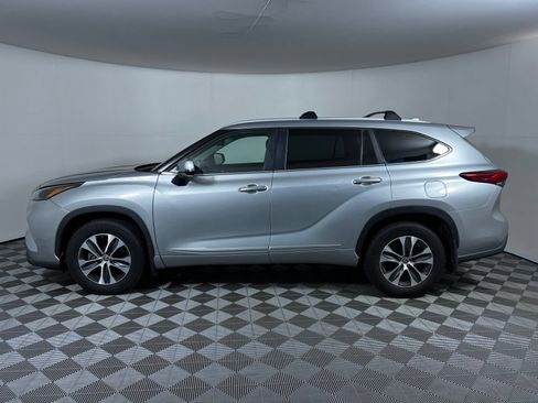 Used 2023 Toyota Highlander XLE AWD/4WD image 8