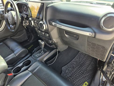 Used 2012 Jeep Wrangler Unlimited Rubicon image 24