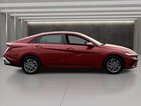 Used 2025 Hyundai Elantra Hybrid FWD image 7
