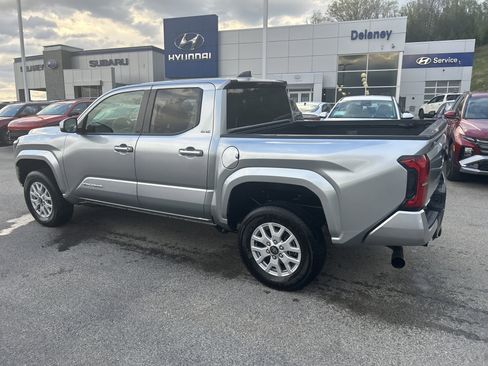 Used 2025 Toyota Tacoma SR5 AWD/4WD image 22