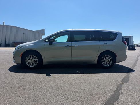 Used 2024 Chrysler Pacifica Touring-L FWD image 11