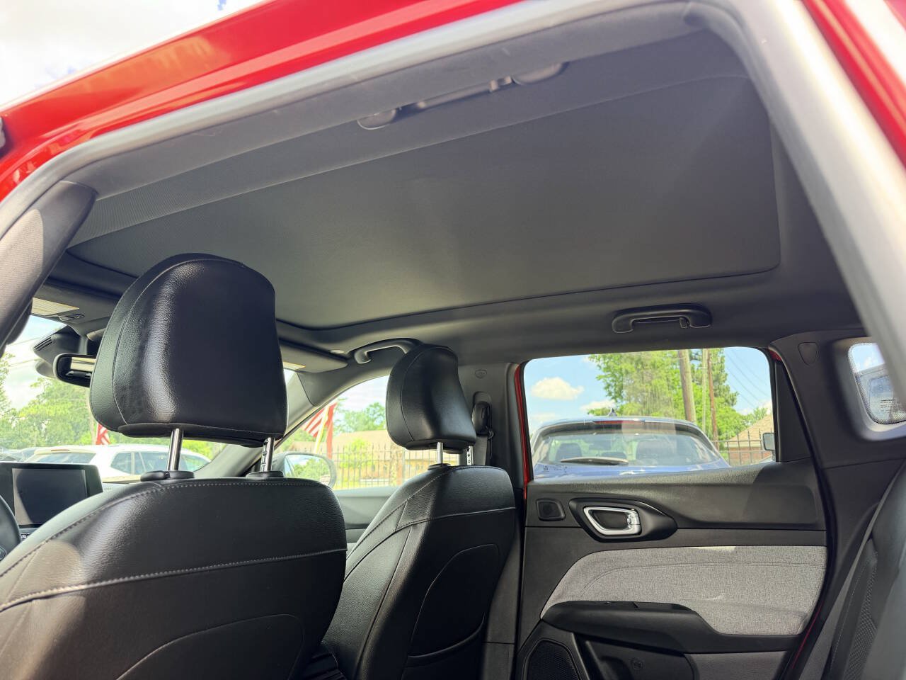 Used 2025 Jeep Compass Latitude w/ Sun & Sound Group AWD/4WD image 23