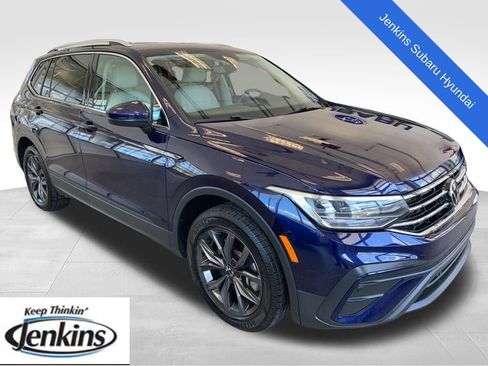 Used 2023 Volkswagen Tiguan SE w/ Panoramic Sunroof Package image 1