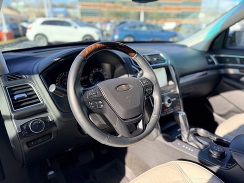 Used 2017 Ford Explorer Platinum image 12