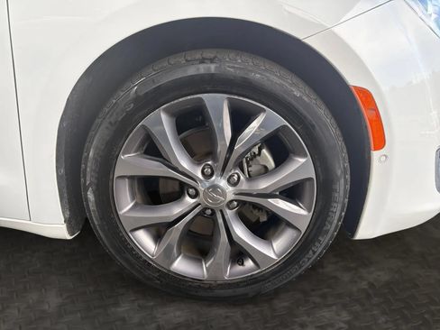 Used 2019 Chrysler Pacifica Limited w/ Tire & Wheel Group FWD image 39