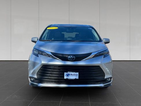 Used 2025 Toyota Sienna XLE FWD image 8