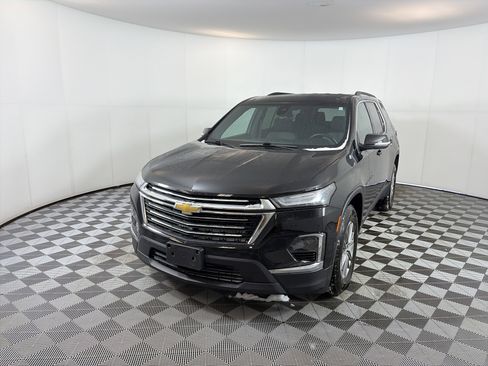 Used 2023 Chevrolet Traverse LT image 2