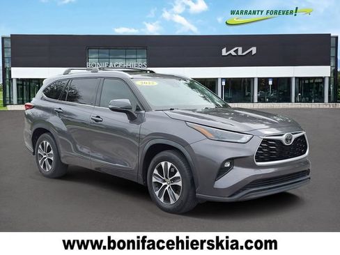 Used 2022 Toyota Highlander XLE FWD image 1