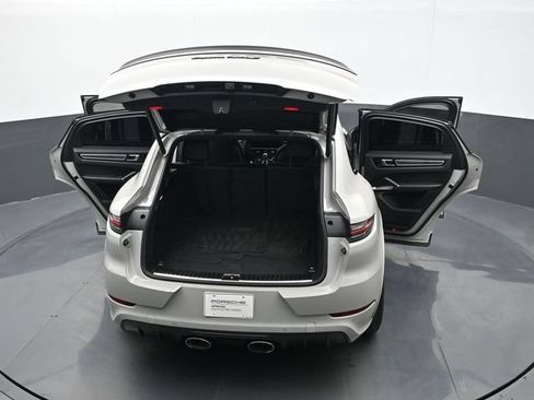 Certified 2021 Porsche Cayenne Turbo S w/ Lightweight Sport Package AWD/4WD image 28