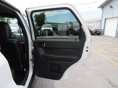 Used 2009 Ford Escape Limited AWD/4WD image 33
