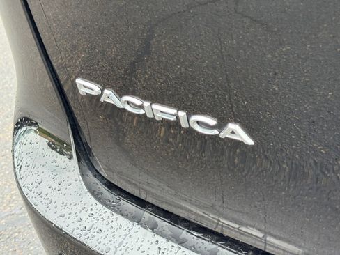 Used 2024 Chrysler Pacifica Touring-L image 12