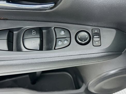 Used 2023 Nissan Kicks SR w/ Interior Electronics Package FWD image 15