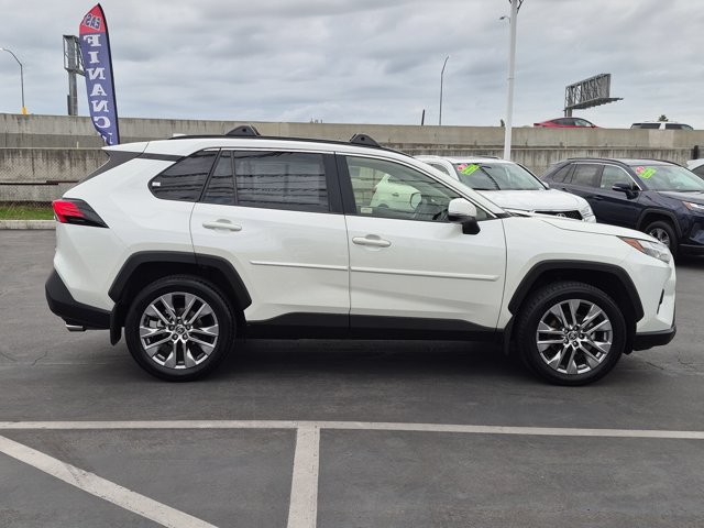 Used 2022 Toyota RAV4 XLE Premium AWD/4WD image 4