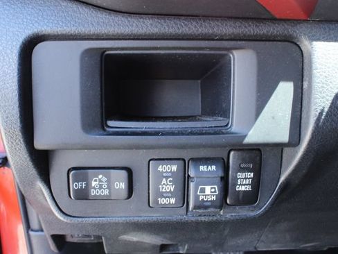 Used 2017 Toyota Tacoma TRD Off-Road AWD/4WD image 15