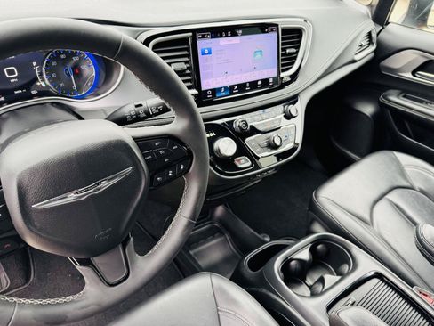Used 2023 Chrysler Pacifica Touring-L w/ S Appearance Package FWD image 16