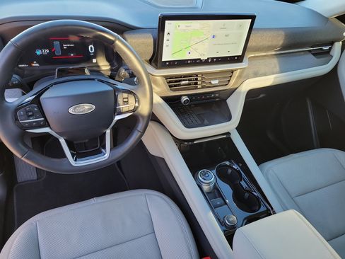 Used 2025 Ford Explorer Platinum w/ Ultimate Package image 8