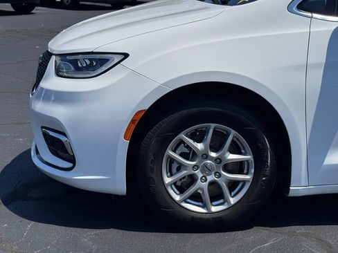 Used 2025 Chrysler Pacifica Select FWD image 36