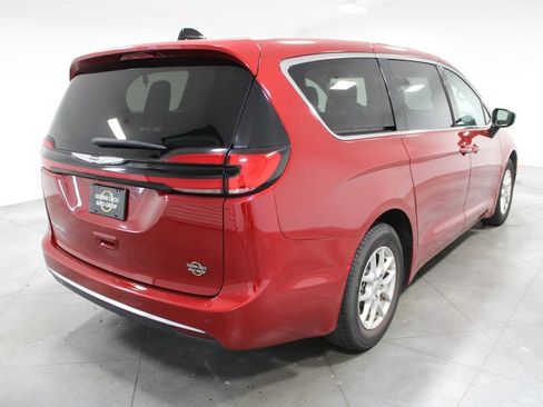 Used 2024 Chrysler Pacifica Touring-L FWD image 10