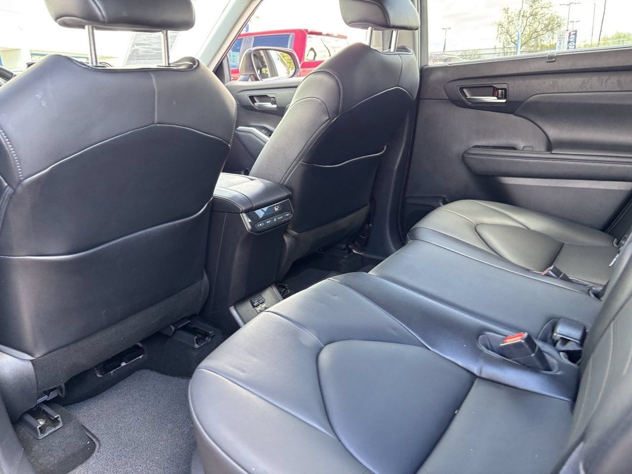 Used 2021 Toyota Highlander XLE AWD/4WD image 15