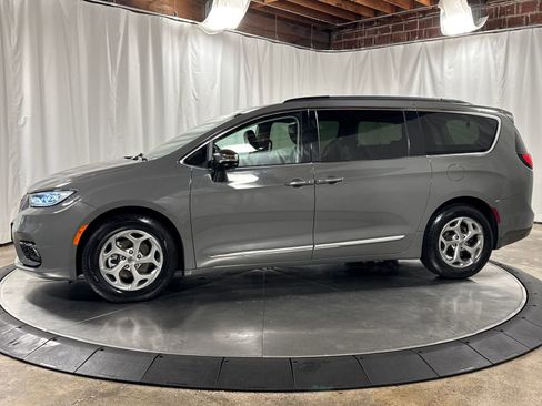 Used 2023 Chrysler Pacifica Limited FWD image 10