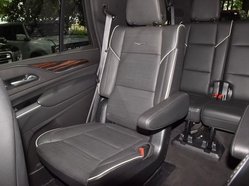 Used 2023 Cadillac Escalade Premium Luxury AWD/4WD image 12