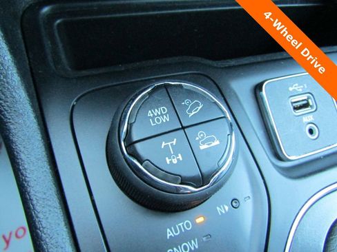 Used 2019 Jeep Cherokee Trailhawk image 17