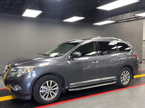 Used 2013 Nissan Pathfinder SL image 2