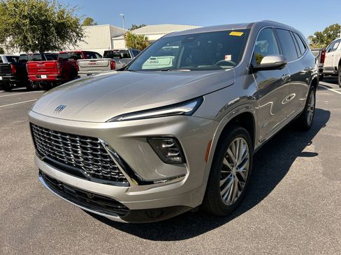 Used 2025 Buick Enclave Avenir image 5