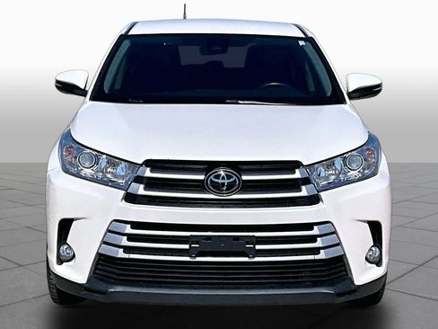 Used 2017 Toyota Highlander Plus FWD image 4