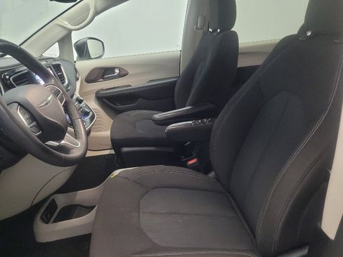 Used 2023 Chrysler Voyager LX FWD image 17