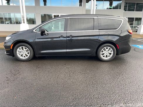 Used 2022 Chrysler Pacifica Touring-L image 7
