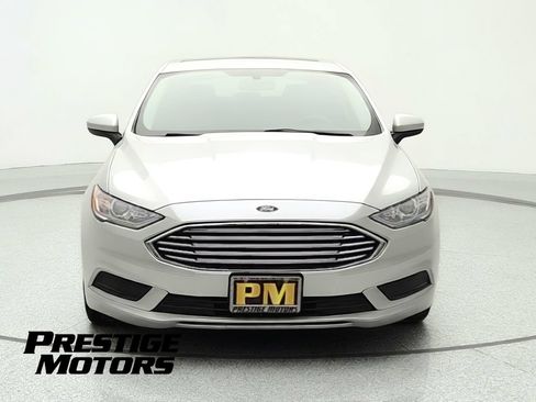 Used 2018 Ford Fusion SE FWD image 2