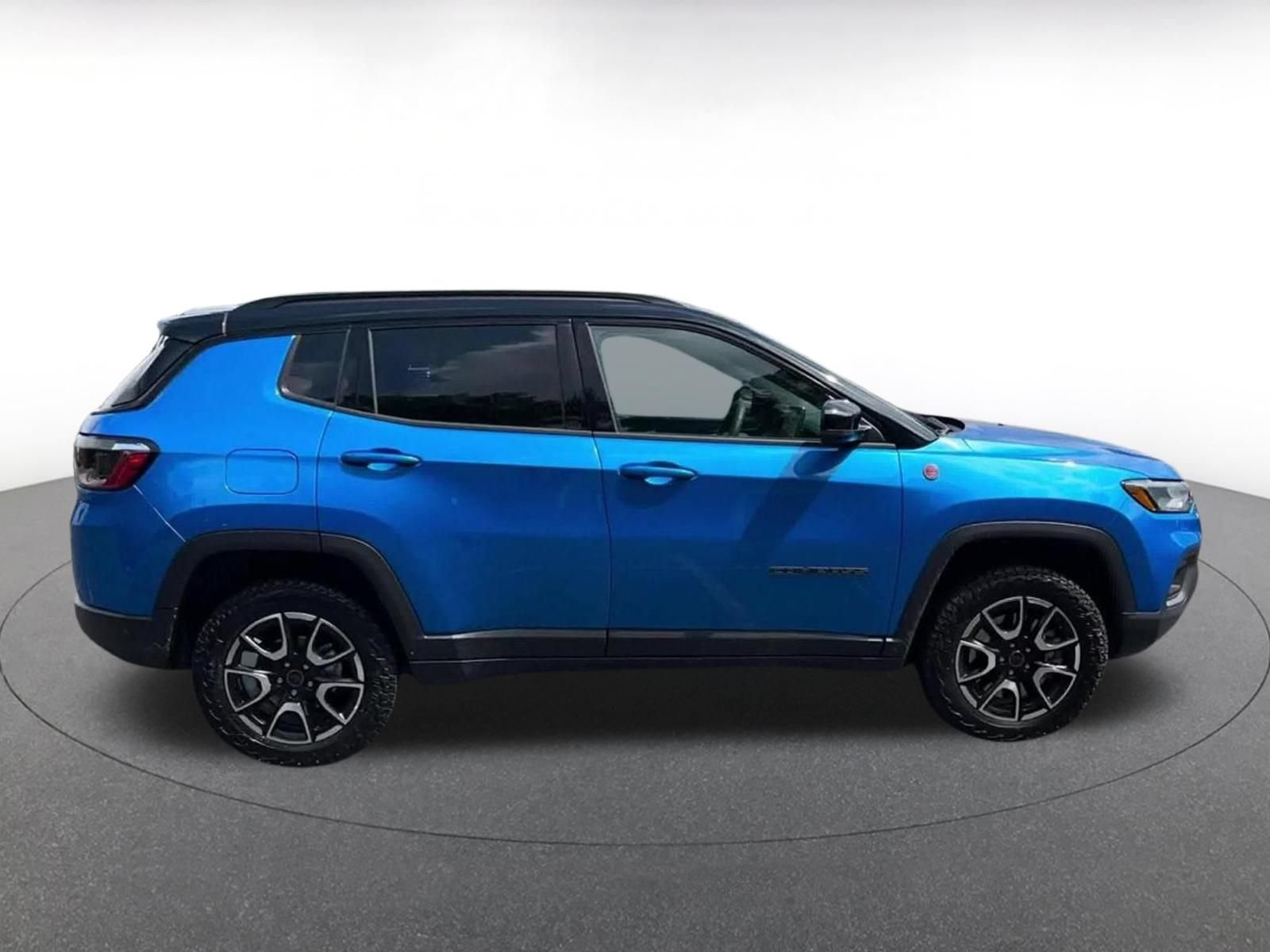 Used 2025 Jeep Compass Trailhawk AWD/4WD image 15