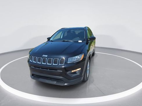 Used 2018 Jeep Compass Latitude FWD image 3