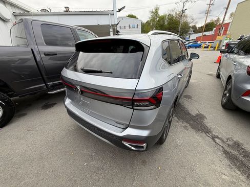 Used 2025 Volkswagen Taos SE AWD/4WD image 5