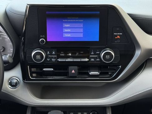 Used 2023 Toyota Highlander LE FWD image 17