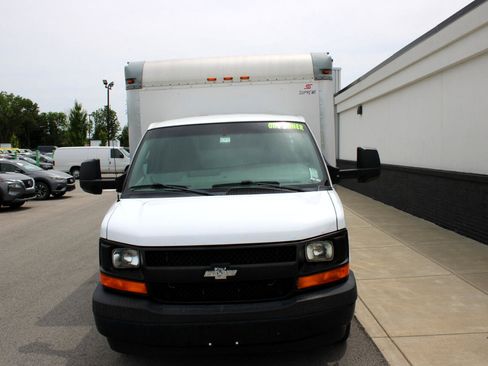 Used 2017 Chevrolet Express 4500 image 2