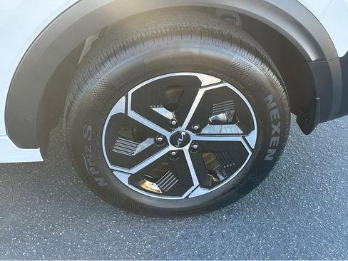 Certified 2025 Kia Niro EX image 37