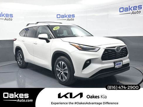 Used 2021 Toyota Highlander XLE AWD/4WD image 1