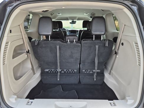 Used 2022 Chrysler Pacifica Touring-L image 8