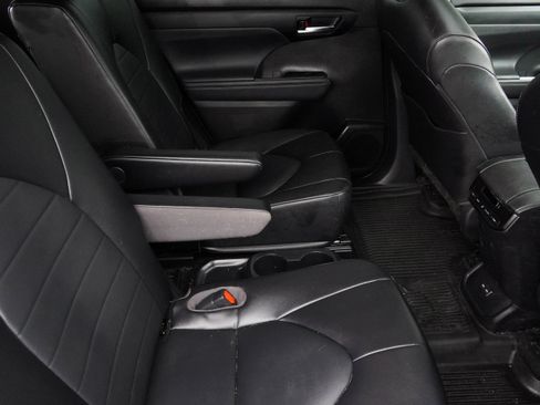 Used 2022 Toyota Highlander XLE image 35